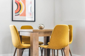 Stylish Mid-Century Stay, 5 Mins to Hospital